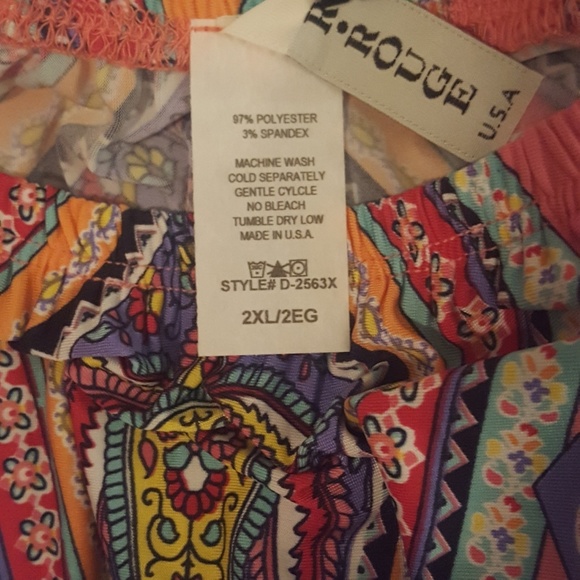 Boutique Dress with laced Bell sleeves - Picture 3 of 3